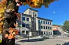 I halvanna år har arbeidsfolk jobba på spreng med å renovera det over 80 år gamle rådhusbygget i Sauda. Uføresette utgifter og ekstraarbeid gjer at prislappen blir stadig høgare. Politikarane må nok ein gong løyva meir pengar til renoveringa.