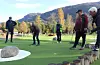 Arne Gothi (75) meiner han er sjanselaus i golfkonkurransen, men klarte å vinna eit par hol medan Ryfylke var der. Elles frå venstre: Tore Rusten, Jonn Ove Olsen, Hans Hassa» Søndenå og Bjarne Håheimsnes.