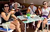Søstrene Olaug (frå venstre), Synnøve, Berta Marie og Marit har alle blitt aleine i løpet av åra. Da bestemte dei seg for å reise på årlege sydenturer saman. Eit glas øl i varmen smaker best i godt selskap.