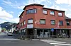 Bygget Saudahjørnet i Sauda sentrum har blitt kritisert for å vere dårleg vedlikehalde og skjemmande.