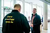 Leiar i Noregs Bondelag, Bjørn Gimming, overlevere kravet i årets jordbruksoppgjer til ekspedisjonssjef Viil Søyland i Landbruks- og matdepartementet.