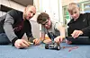 Ask Stueland (11) og Reid Calvert (11, snart 12) bruker både matte, norsk, engelsk og gym når dei jobbar med programmering. Lærar Andreas Rolfsen er stolt av dei ivrige elevane sine.