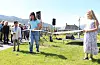 Sofia Peneva klipper snora for nyåpninga av Sneath's Park, flankert av Kevin Rønning og Ylva Stueland.