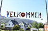 Nytt velkommen-banner med mykje Sauda-historie i bokstavane.