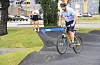 Ordførar Asbjørn Birkeland i fin stil i den nye pumptracken, like over gata frå Coop Extra.