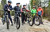 Vegard Tveit (frå venstre) Olav Skogerbø Selvik og Kristian Wahl-Jensen er sykkelbrør og initiativtakarar til Birkeland Bike Park. Håkon Eik-Nes og Karl Inge Birkeland har vore trufaste medhjelparar i heile byggeprosessen.