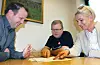 HAR TRUA: Politikarane i arbeidsgruppa er fornøgde med forslaget til korleis ein skal skaffa Sauda fleire pleie- og omsorgsplassar. I forslaget vil ein ha heile 14 plassar i ”backup” dersom behovet aukar i framtida. Frå venstre: Ordførar Asbjørn Birkeland (Sp), varaordførar Asle Rafdal (Ap) og Solfrid Seim Nilsen (H). (Foto: Ingvil Bakka)