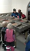 Barnehagar og skuleklassar er av og til på besøk i klekkeriet til Sauda jeger- og fiskerforening.