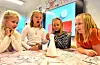 Tredjeklassingane Oda Olava Vikedal (8, frå venstre), Maria Bruknapp Løland (8), Sofie Djuv Nilsen (8) og Alma Rasmussen Vikre (7) følger med spenning med på reaksjonen i glaskolben.