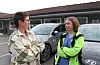 Sjukepleiarane Malin Eikelid Listøl (til høgre) og Vibeke Lindanger Sørensen er djupt bekymra for konsekvensane dersom politikarane nå vedtar å fjerna sjukepleiar-ressursane i heimetenesta sin nattpatrulje.