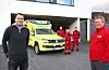 Røde Kors-medlemmene Morten Maldal (til venstre) og Ola Breivik går i bresjen for å skaffa minst èin kompresjonsmaskin til Sauda, fortrinnsvis til ambulansestasjonen. Bak står ambulansearbeidarane Simen Hansen Lunde, Kristian Vermundsen og Oskar Bentsen.