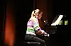 Publikum fekk servert fleire gode songprestasjonar under onsdagens konsert. Systrene Eline og Mariell Thingbø stod for to av dei. Mariell song ein nydeleg versjon av låta Beautiful life» medan Eline Thingbø si framføring av Adele-låta When we were young» stod fram som noko heilt spesielt. Med ein særprega klarheit og openheit i stemma, fekk ho fram sårbarheita og dei sterke kjenslene i songen heilt uanstrengt. Dette kan godt ha vore den beste songprestasjonen underteikna har sett på Folkets Hus nokon gong.