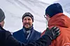 Det er ingenting å utsette på antrekket og humøret til kronprins Haakon under sitt Svalbard-besøk.