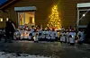 Kvitkledde, som småenglar. Borna i Rustå barnehage feira Lucia-dagen i dag, 13. desember.