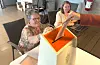 Liv Bratland og Stine Skrunes sørga for at valgjennomføringa gjekk rett for seg i vallokala i Saudahallen måndag.