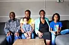 TRENG SKULESEKKAR: Familien Thandabani ønsker å gi ranslar til barn i Zimbabwe, og håper folk som ikkje har bruk for dei lenger kan hjelpe. Frå venstre: Willie M. Thandabani, Spiwe T. Rønning, Kevin Farai Rønning, Magaret Thandabani og Nashe D. V. Singh. (Foto: Elin Brekke)