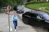 Full fart ut til posten, og så av garde igjen. Eline Svandal frå lag 'Fire pils og ei Pepsi' på veg inn, Pia Aareskjold og 'Klubben' på utgåande ved posten på Kleppeker.