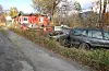 Det er ei rekke bilvrak lagra i området, både på eigedomen som er lagt ut for tvangssal, og naboeigedomen (avbilda) som Rogaland fylkeskommune eig.