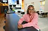 Emmi Wichuma sitt sushi-konsept har blitt så godt tatt imot i Sauda at ho nå flyttar drifta inn i dei ledige restaurantlokala i kulturhuset Folkets Hus.