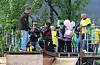Marita Ims (42) var lei av å venta på at sambuar Vegard Birkeland Rød skulle fri. I dag, fredag, tok ho sjansen og spurde sjølv. Borna Levi og Serina var stolte tilskodarar.