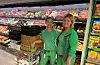 Her er Elisabeth Kaldheim Johansen (til venstre) og Gry Abelsen i kjent stil i frukt- og grønnsakavdelinga.
