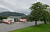 Her ved Fatlands slakterianlegg i Ølen, fekk ein mann ein fot under hjulet til ein lastebilhengar.