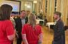 Sp-ordførarkandidat Asbjørn Birkeland (i midten) i samtale med Ap-representantar. Høgreordførarkandidat Paul Løyning er ivrig tilhøyrar.