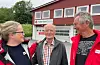 Leif Moe (89) her flankert av Ingrid Schibevaag og Terje Fatland, høvesvis leiar og nestleiar i Sauda Røde Kors.