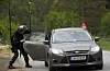 TATT: Den eine av dei to som blei pågripne i skogen blei frakta ut av området i denne bilen. (Foto: Ingvil Bakka)