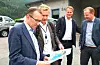 Klima og miljøminister Espen Barth Eide (nærmast) meiner kraftsituasjonen ikkje bør skremme Iverson eFuels frå ei etablering i Sauda. Her i samtale med hub-koordinator i Iverson eFuels, Gunnar André Gauthun, Thor Magnus Rovik (bakerst) og ordførar Asbjørn Birkeland (til høgre).