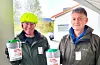 No kjem Arvid Rune Larsen (venstre), Jon Grindheim og dei andre bøsseberarane rundt til hus og heimar i Sauda.
