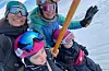 Sol, snø og Sauda på sitt beste. Trine Halsnes og Ingrid Halsnes, med borna Levi og Lotte, var blant dei over 15 000 besøkande i Sauda Skisenter i vinterferien.