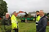 Fredag kunne Lofthus Maskin starta opp arbeidet med å riva opp gamle buskar og tre i Sneath’s park i Åbøbyen. Frå venstre: Jan Ringstrand, Karl Gustav Lofthus, Ulrik Nilsen og Odd Magne Lønseth. I gravemaskinen bak sit Kai Årthun, medan Stian Frette Gil sit i traktoren. Foto: Ingvil Bakka.