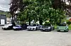Fem av bilane på rekke. Den sjette måtte stå for seg sjølv lenger til høgre, då det stod ein Opel i vegen.