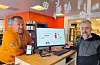 Dagens samfunn blir stadig meir og meir digitalisert, og mange som slit med å meistra digitale verktøy føler seg både utestengt og ifrågått i utviklinga. Nå kan desse få gratis digihjelp» av biblioteksjef Sveinung Helgesen, It-konsulent Marco Sparchholz og andre digitalkyndige medhjelparar.