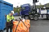 Fredag kunne Hetleflåt & Sønn Transports Vegard Dahl levera den dumpa asbesten inne på sorteringsalegget på Birkeland. Foto: Ingvil Bakka.