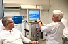 Du treng ikkje flytta til ein by med høgskule eller universitet for å ta ei treårig sjukepleiarutdanning. Nå kan du ta heile utdanninga medan du bur i Sauda. På bildet ser me dei to sjukepleiarane Mette Flydal og Kjetil Rolfsen som viser fram dialysemaskinen ved Sauda DMS.