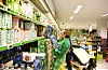 Det er små forskjellar over tid i alkoholomsettinga til matbutikkane i Sauda. På bildet er Maiken Skorpe Wahlman, dagleg leiar ved Kiwi Sauda.