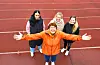 Eldrerådets Nansy Lund gir ein forsmak på sin soldans, som forhåpentlegvis bidrar til fint vêr under arrangementa på stadion laurdag. Bak henne ser vi Tone Merete Olsen (frå venstre), Beate Austerheim Dahl og Kristina Sandanger.