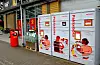 Her ved Postens pakkeutlevering ved Coop Extra, skal ei kvinne ha forsøkt å stele pakkar frå Postens elektriske firehjuling i samband med levering måndag.