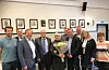 Eldsjelprisen 2018 blei delt ut i formannskapet torsdag. Frå venstre: Eirik Daniel Fatnes (Sp), Kristian Landro (KrF), Rune Kloster Tvedt (rådmann), Odd Wiik og Solveig Wiik (prisvinnarar), Asle Rafdal (Ap, varaordførar), Asbjørn Birkeland (Sp, ordførar), Dagfinn Birkeland (H), Lillian Nordengen (Sp) og Ingrid Hillestad (Ap). Foto: Ingvil Bakka.