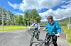 Sykkelklubbens Paul Løyning og kommunens Stine Skrunes hadde aldri testa pumptrack-banen før Ryfylke bad om det til fotograferinga. Begge innrømma at det var faktisk ganske kjekt.