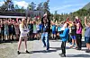 Ordførar Asbjørn Birkeland fekk æra av å hagesaksklippa ei grein og med det erklæra den nye naturstien for offisielt opna.