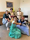 Jentene i Kor Gøy ferdig utkledd til sitt musikal -innslag. Bak frå venstre: Pernille Birkeland, Ina Yasemin Tungland Simsek, Lubov Lysianska, Amine Abotnes og Ylva Stueland.