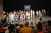 : Deltakarane frå Suldal og Sauda samla på scenen i Suldal kulturhus, der alle fekk diplomane sine.