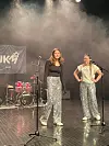 : Konferansierane Ingrid Fatnes og Ane Schibevaag leia forestillinga i kjent stil.
