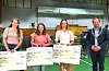 et blei andreplass og gåvesjekker på 1000 kroner til elevane Ingrid Fatnes (frå venstre), Ane Schibevaag Søndenå og Matilde Mikkeline Aartun. Ordførar Asbjørn Birkeland var meir enn imponert.