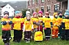 Barna frå Brakamoen hadde førebudd seg godt framfor minikonserten utanfor Åbøtunet, og kunne den eine songen etter den andre på rams.