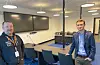 It-konsulent Marco Marco Sparchholz og ordførar Håvard Handeland i formannskapsrommet, som også er møterommet for beredskapsgruppa til kommunen.