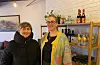 Kerstin Geelmuyden Rød (til høgre) og Ingvild Hovind med gardsmatutsalet Fattnes Vestre, hadde eit samarbeidsprosjekt i konditorilokala i Skulegata i helga.